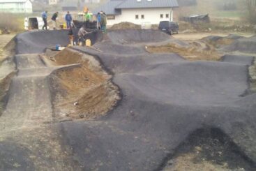 Budowa asfaltowego toru rowerowego pumptrack w Oravskiej Polhorze na Słowacji