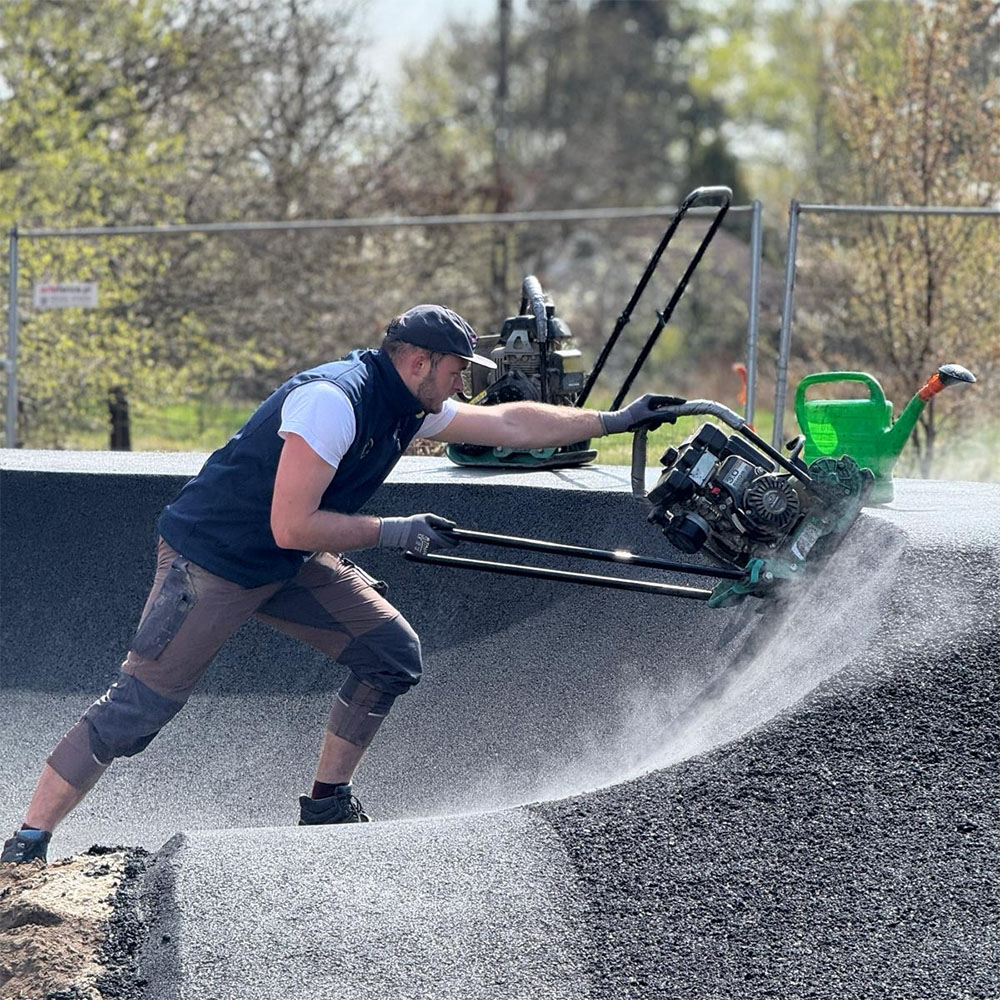 Praca przy budowie pumptracka