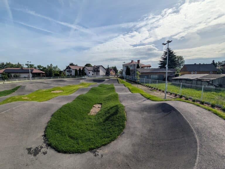 Pumptrack w Czajkowie gotowy! Nowy kompleks rekreacyjny przy ul. Baśniowej